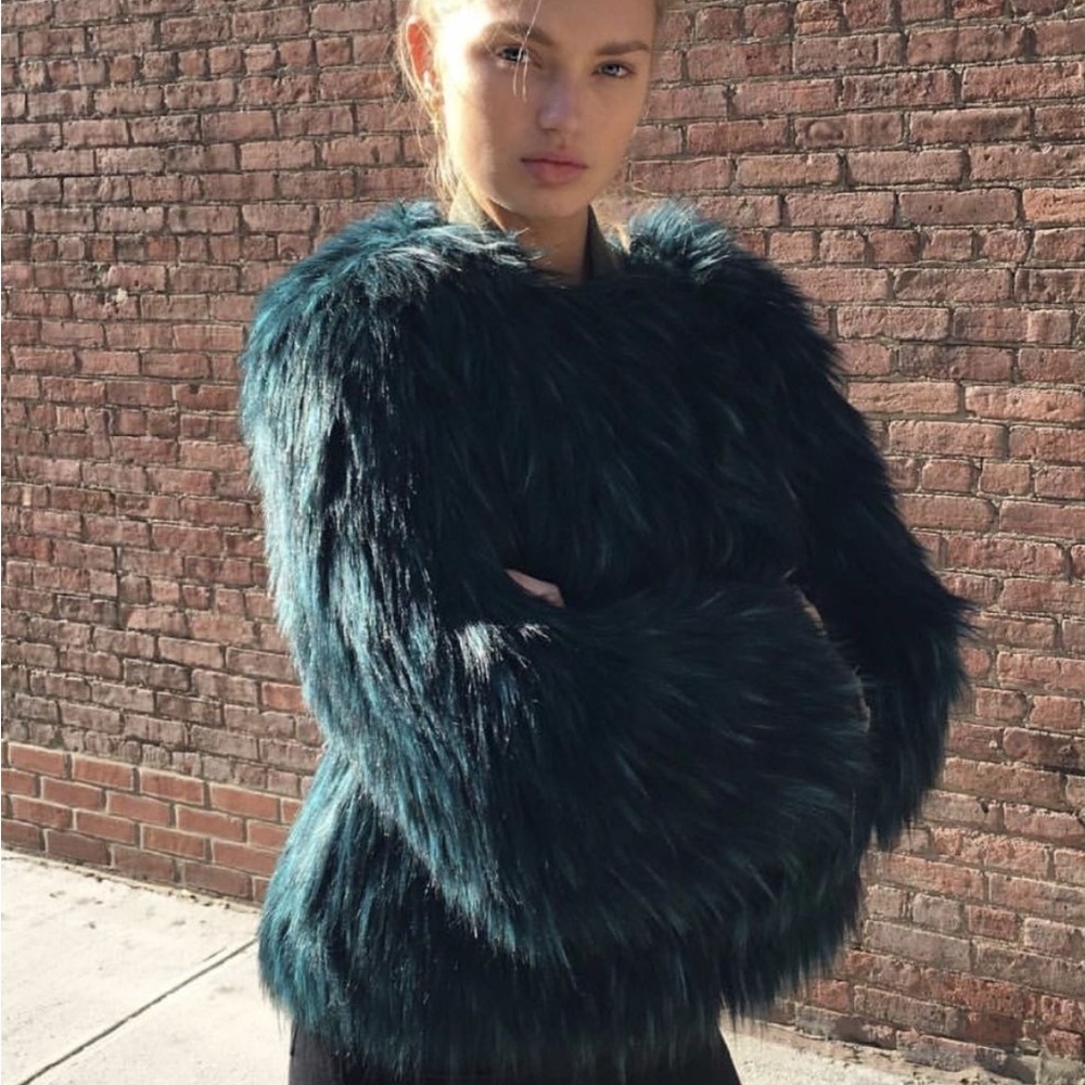 Chic Faux Fur Jacket in Teal